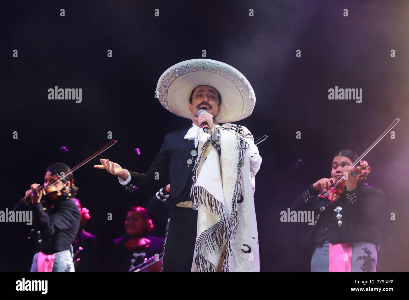 21 septembre 2024, Mexico, Ciudad de Mexico, Mexique : Rafael Jorge Negrete se produit lors du Maraton de Mariachis de la Ciudad de Mexico sur la place principale de Zocalo dont l'objectif est la promotion et la diffusion de cette musique régionale, reconnue patrimoine immatériel de l'humanité par l'Organisation des Nations Unies pour l'éducation, la science et la culture (UNESCO) en 2011. (Crédit image : © Carlos Santiago/eyepix via ZUMA Press Wire) USAGE ÉDITORIAL SEULEMENT! Non destiné à UN USAGE commercial ! Banque D'Images