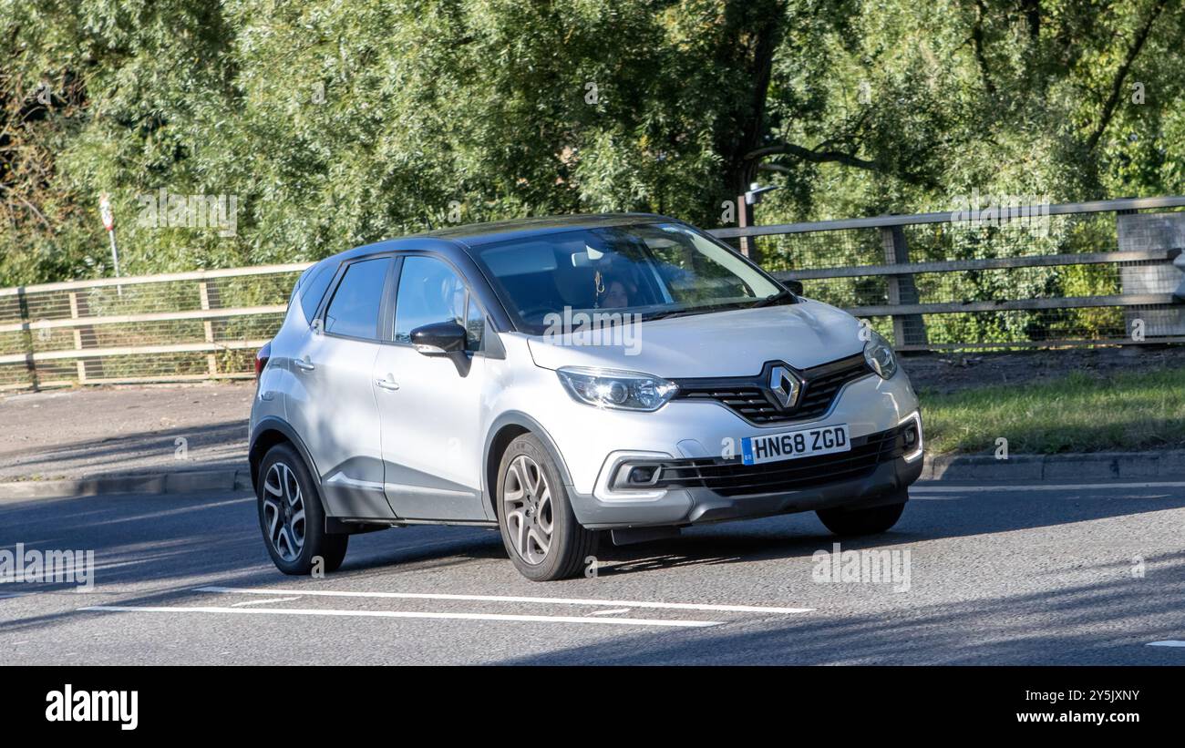 Milton Keynes, Royaume-Uni - 16 septembre 2024 : 2018 argent Renault Captur voiture Banque D'Images