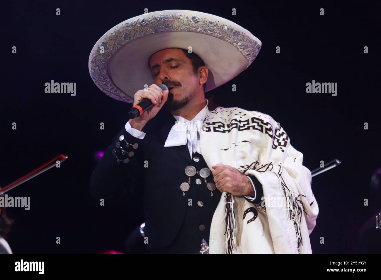 Mexico, Mexique. 21 septembre 2024. Rafael Jorge Negrete se produit lors du Maraton de Mariachis de la Ciudad de Mexico sur la place principale de Zocalo dont l'objectif est la promotion et la diffusion de cette musique régionale, reconnue patrimoine immatériel de l'humanité par l'Organisation des Nations Unies pour l'éducation, la science et la culture (UNESCO) en 2011. Le 21 septembre 2024 à Mexico, Mexique. (Photo de Carlos Santiago/ crédit : Eyepix Group/Alamy Live News Banque D'Images