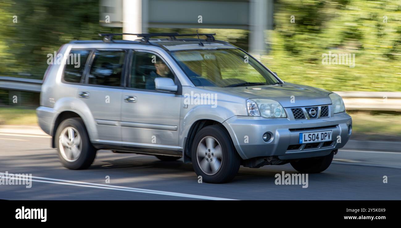 Milton Keynes, Royaume-Uni - 16 septembre 2024 : 2004 moteur diesel argenté Nissan X-Trail voiture Banque D'Images