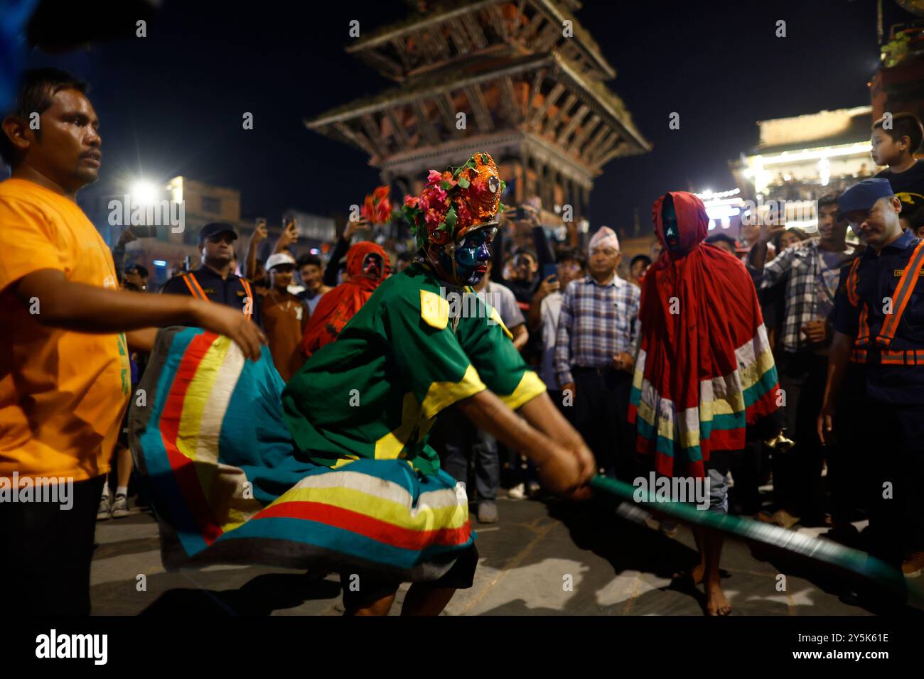 Bhaktapur, Népal. 22 septembre 2024. Mupatra, l'ennemi du Seigneur Indra, frappe avec une épée comme un rituel autour de l'ancienne ville de Bhaktapur pour conclure la célébration de huit jours du festival Indra Jatra à Bhaktapur, Népal, le dimanche 22 septembre 2024. (Crédit image : © Skanda Gautam/ZUMA Press Wire) USAGE ÉDITORIAL SEULEMENT! Non destiné à UN USAGE commercial ! Banque D'Images