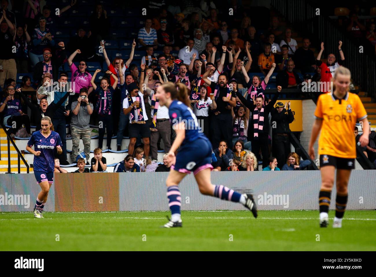 Cambridge, Royaume-Uni. 22 septembre 2024. Les supporters de Dulwich Hamlet Women (« The Pepper Army ») célèbrent un but lors du match de la FA Womens National League Division One South East entre Cambridge United et Dulwich Hamlet au Cledara Abbey Stadium. Crédit : Liam Asman/Alamy Live News Banque D'Images