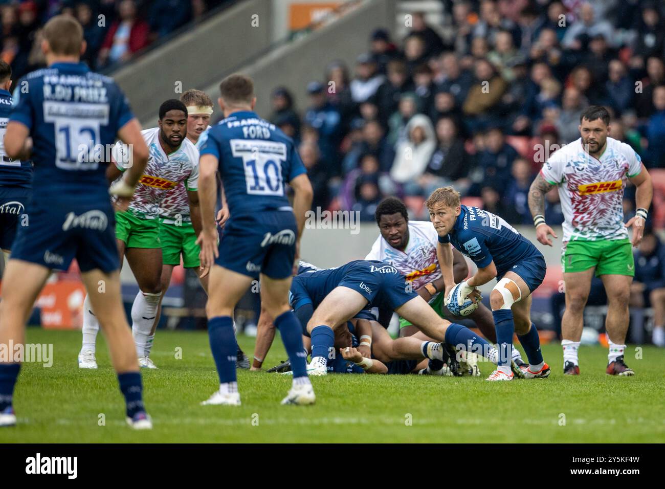 22 septembre 2024 ; Salford Community Stadium, Salford, Lancashire, Angleterre; Gallagher Premiership Rugby, Sale Sharks contre Harlequins ; Gus Warr de Sale Sharks efface le ballon Banque D'Images