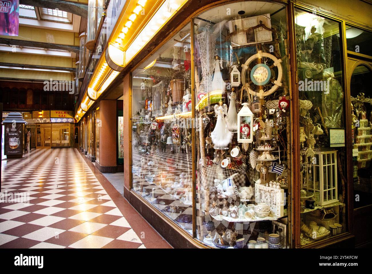 Boutiques à l'intérieur du style Art Nouveau Lucerna passage, Prague, République tchèque Banque D'Images