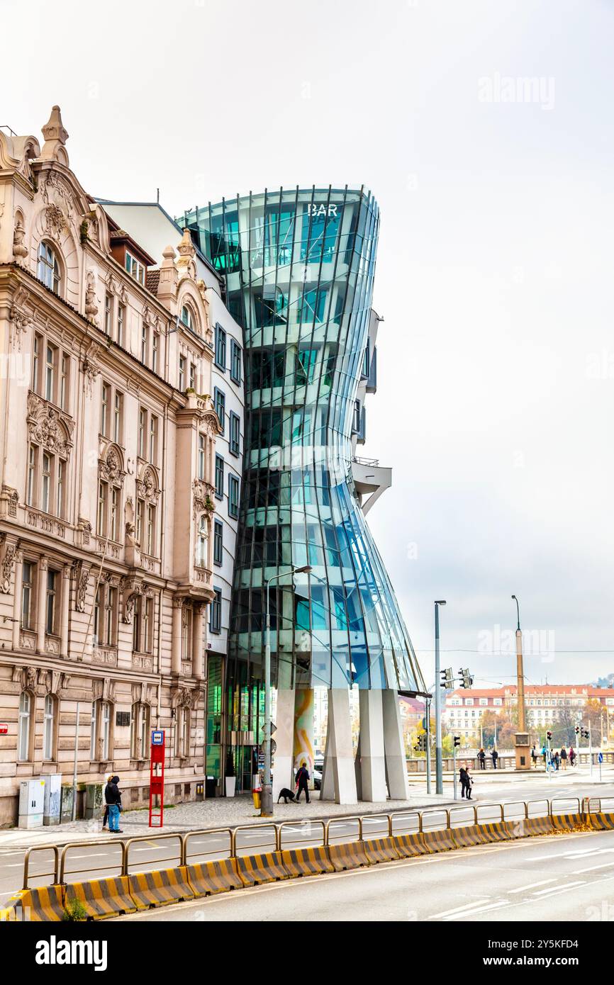 Extérieur du style déconstructiviste Dancing House qui ressemble à deux danseurs de Vlado Milunic et Frank Gehry, Prague, République Tchèque Banque D'Images