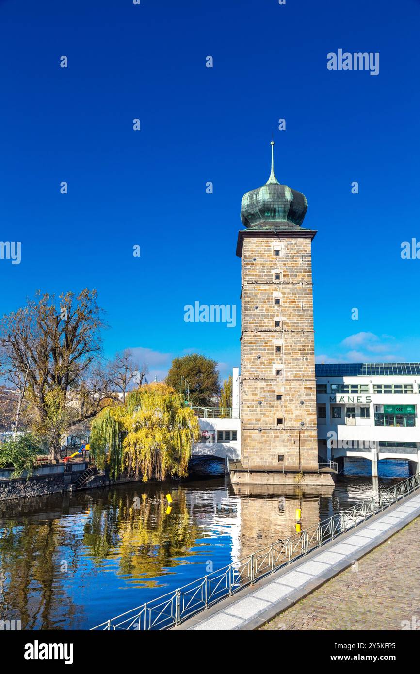 Château d'eau de Šítkov entre Masarykovo Nabrezi et l'île slave, Prague, République tchèque Banque D'Images