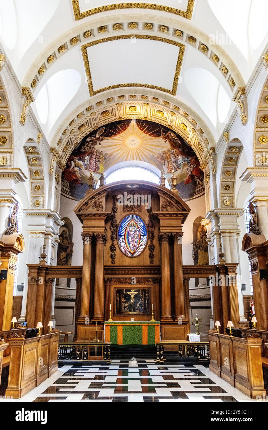 Autel intérieur de l'église St bride par Sir Christopher Wren, Fleet Street, Londres, Angleterre Banque D'Images