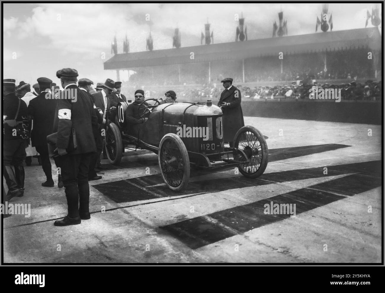 Albert Guyot dans un Delage numéro 10 au Grand Prix de France 1913 Grand Prix automobile organisé à Amiens le 12 juillet 1913. Banque D'Images