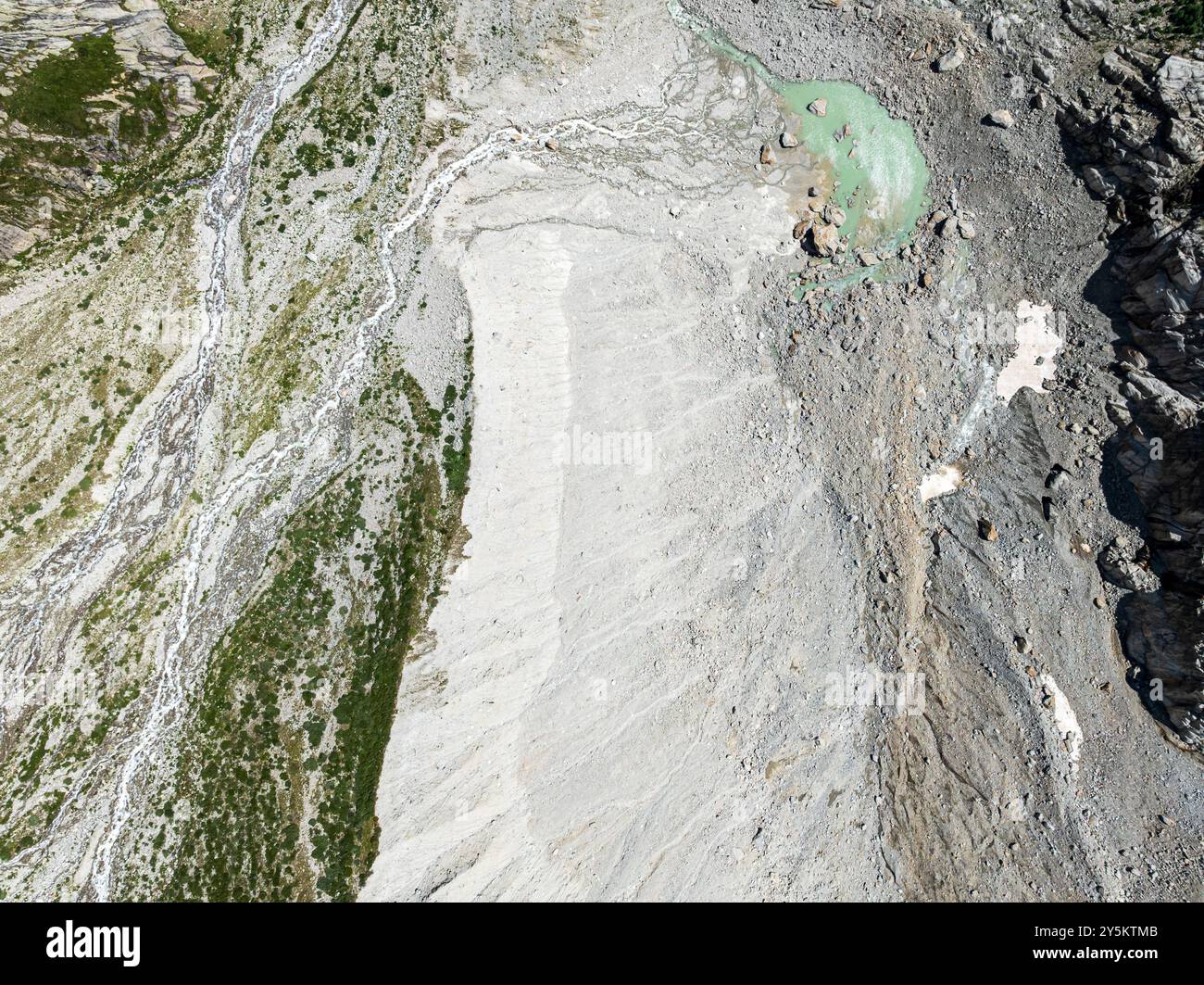 Vue aérienne, ruisseaux glaciaires, sentier de randonnée de la Fouly à cabane de Neuve, vallée du Val Ferret, Valais, Wallis, Suisse Banque D'Images