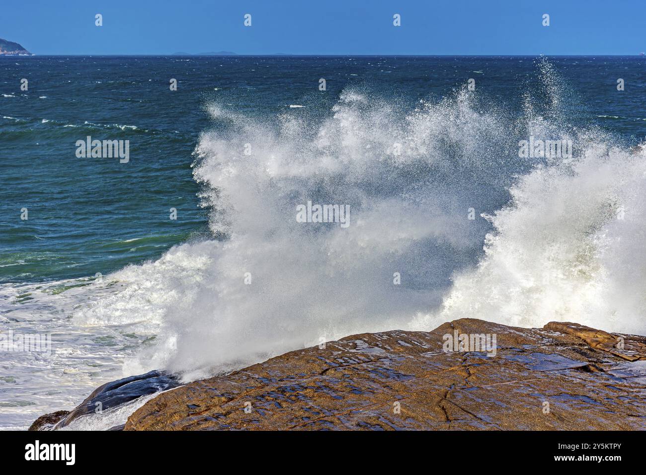 Éclaboussures d'eau de mer après une vague s'écrase fortement contre les rochers sur la plage d'Ipanema à Rio de Janeiro, plage d'Ipanema, Rio de Janeiro, Rio de Janeiro, Bra Banque D'Images