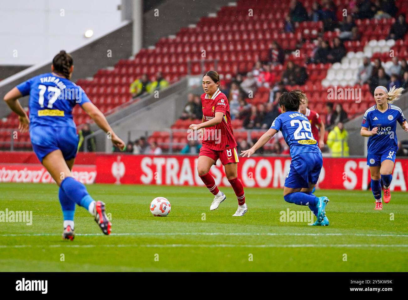 St Helens, Royaume-Uni. Dimanche 22 septembre 2024, Barclays Women’s Super League : Liverpool vs Leicester City au St Helens Stadium. Fuka Nagano cherche à prendre une photo. Crédit James Giblin/Alamy Live News. Banque D'Images