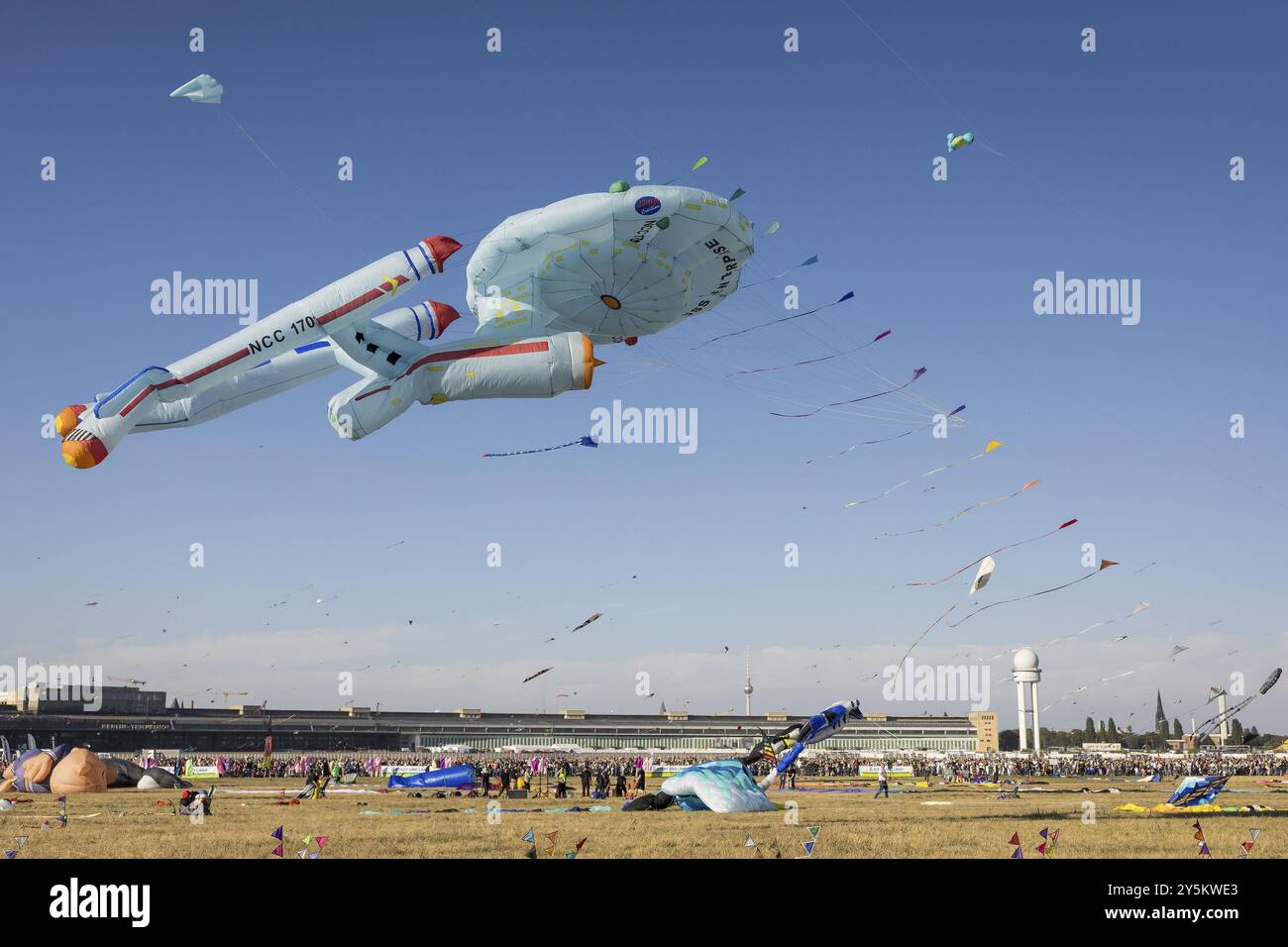 Cerf-volant volant en forme de l'USS Enterprise devant la tour de télévision de Berlin et la tour au festival de cerf-volant sur Tempelhofer Feld à Berlin le 21 Banque D'Images