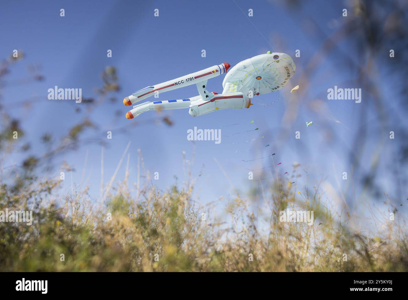 Cerf-volant volant en forme de l'USS Enterprise photographié entre les herbes sur Tempelhofer Feld à Berlin le 21 septembre 2024 Banque D'Images