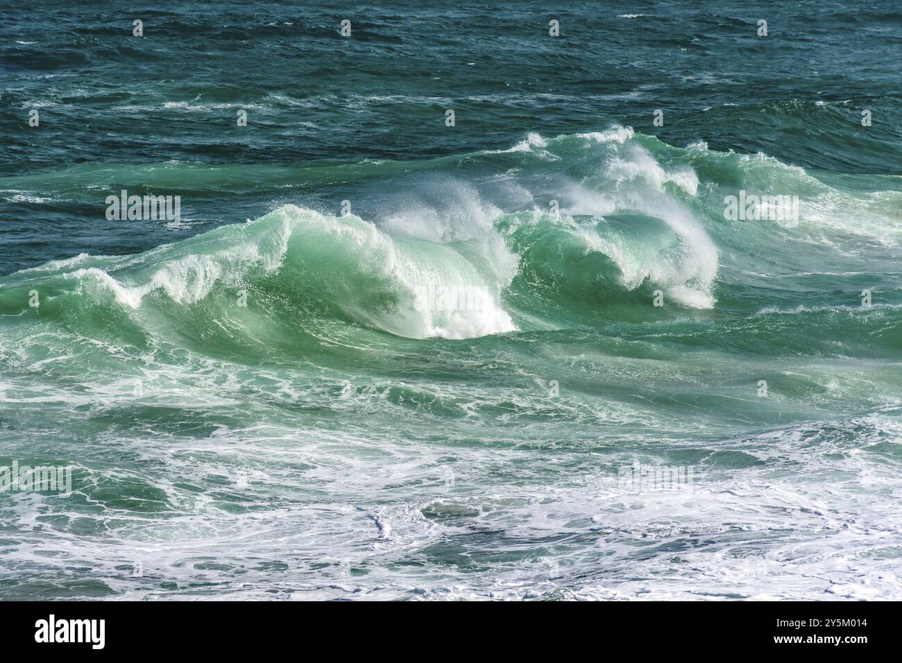 Vagues brisant sur la plage d'Ipanema par une journée ensoleillée d'été et la mer avec des eaux verdâtres, plage d'Ipanema, Rio de Janeiro, Rio de Janeiro, Brésil, Sud A Banque D'Images Vagues brisant sur la plage d'Ipanema par une journée ensoleillée d'été et la mer avec des eaux verdâtres, plage d'Ipanema, Rio de Janeiro, Rio de Janeiro, Brésil, Sud A Banque D'Images