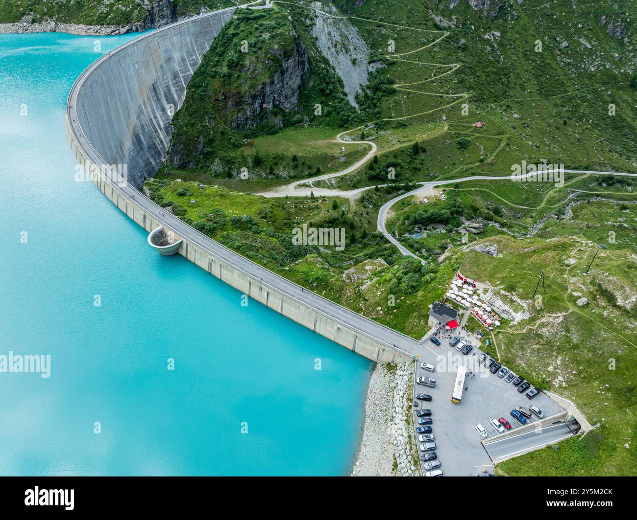 Barrage du lac de Moiry, Lac de Moiry, eau glaciale turquoise, parking et restaurant au barrage, vue aérienne, Valais, Suisse Banque D'Images