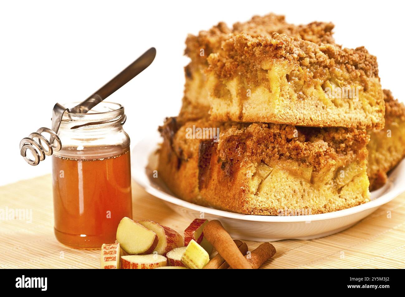 Gâteau à la rhubarbe avec crumble, miel et cannelle Banque D'Images