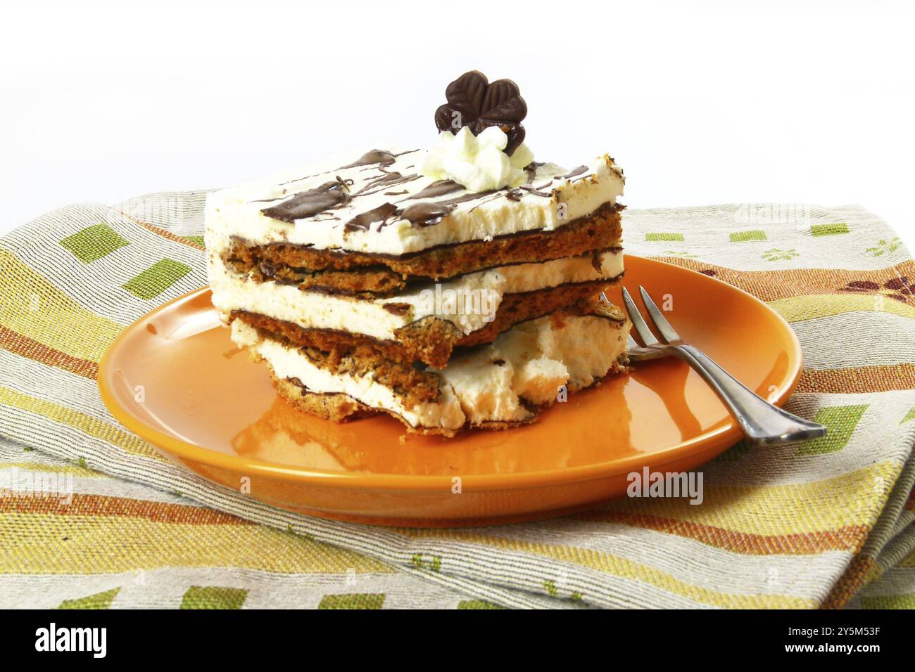 Eiscreme-torte auf Porzellantellern Banque D'Images