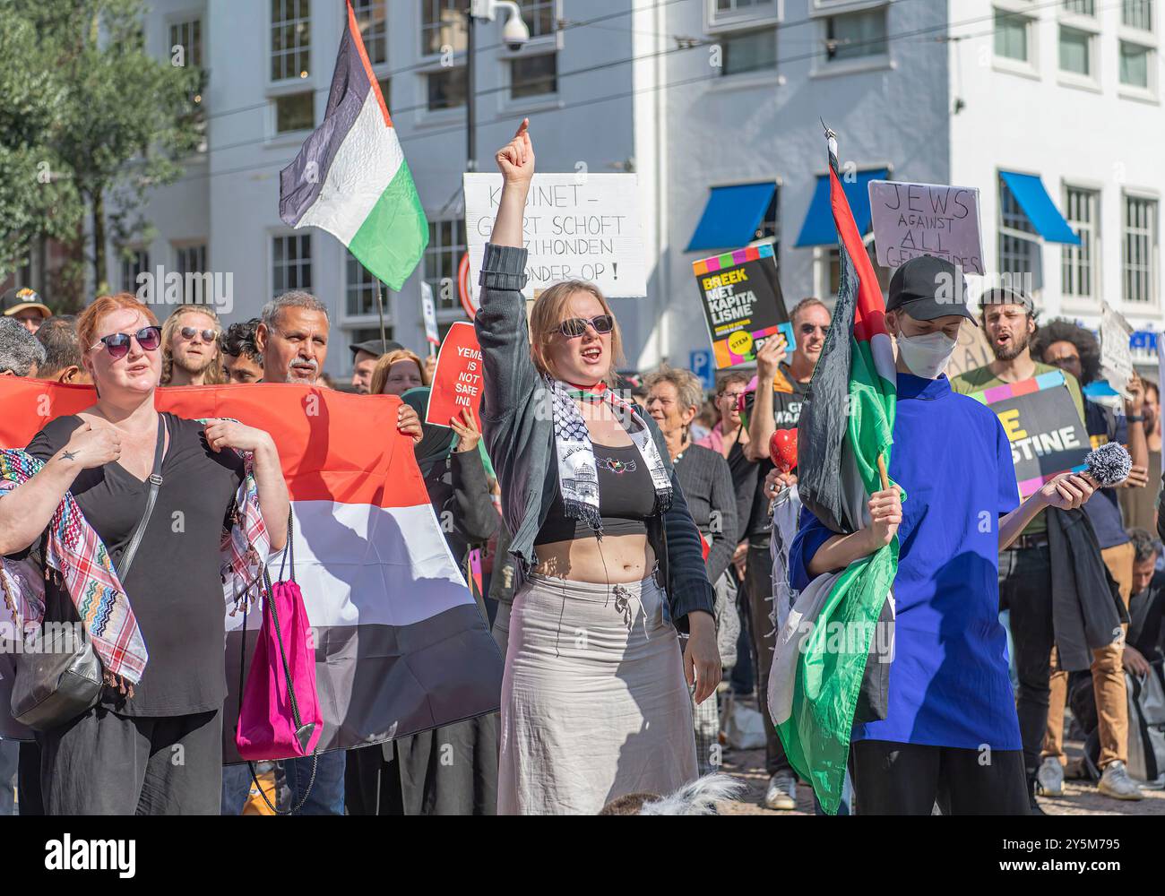 Amsterdam, pays-Bas. 22 septembre 2024. Les manifestants se rassemblent contre le gouvernement d'extrême droite néerlandais de Geert Wilders, leader du parti PVV, et ses politiques anti-immigrés, affirmant que les réfugiés et les migrants sont blâmés pour tout ce qui ne va pas dans le pays tandis que le gouvernement ne parvient pas à résoudre les problèmes réels, tels que les logements inabordables, l'éducation médiocre, la hausse des coûts des soins de santé et la hausse des prix des supermarchés. (Crédit image : © PJ Heller/ZUMA Press Wire) USAGE ÉDITORIAL SEULEMENT! Non destiné à UN USAGE commercial ! Banque D'Images