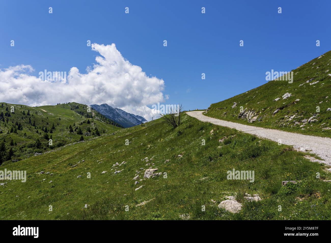 Sentier de randonnée sur Monte Baldo sur le lac de Garde en Italie Banque D'Images