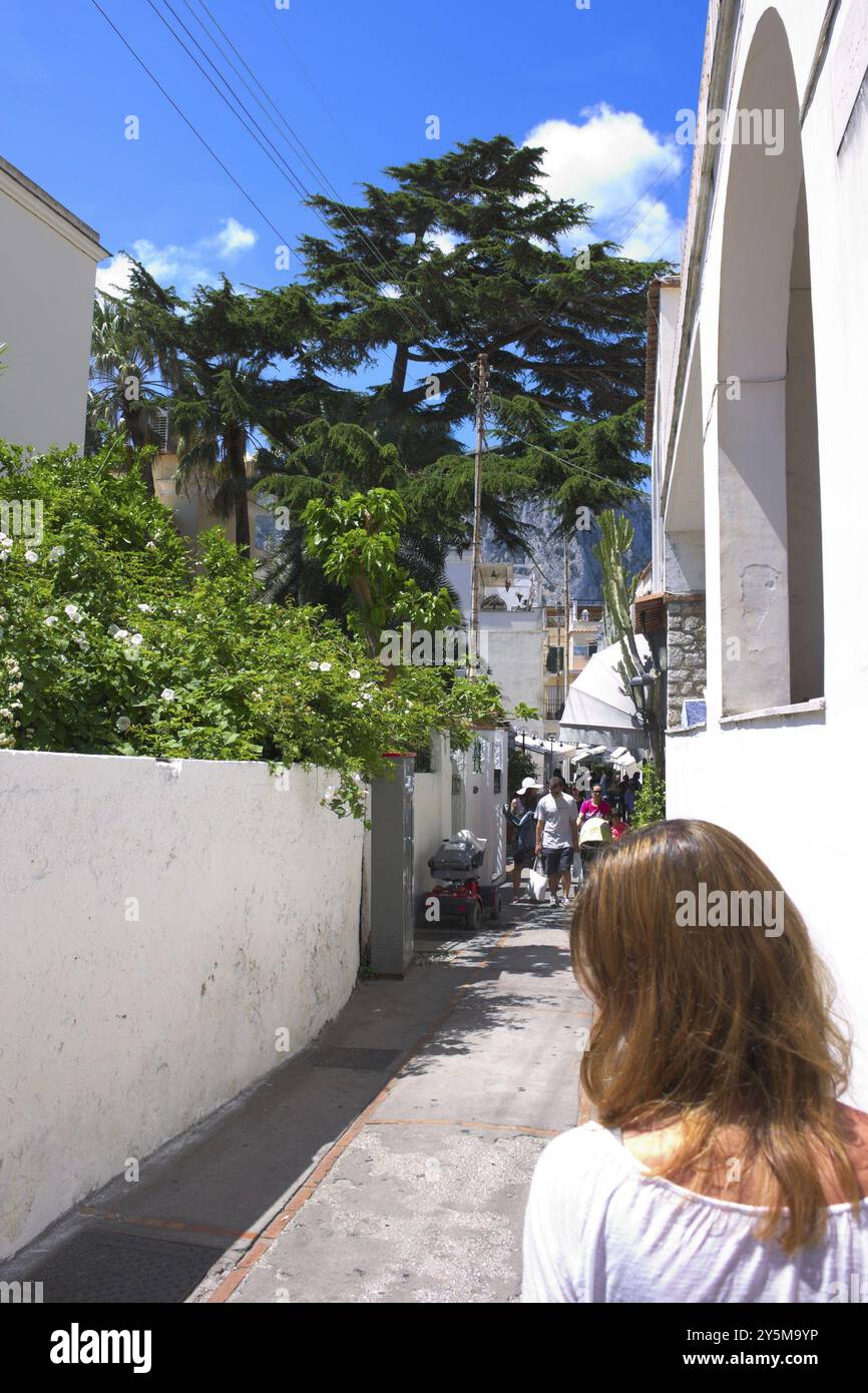 Un jeune touriste explore la belle ville de Capri Island Banque D'Images