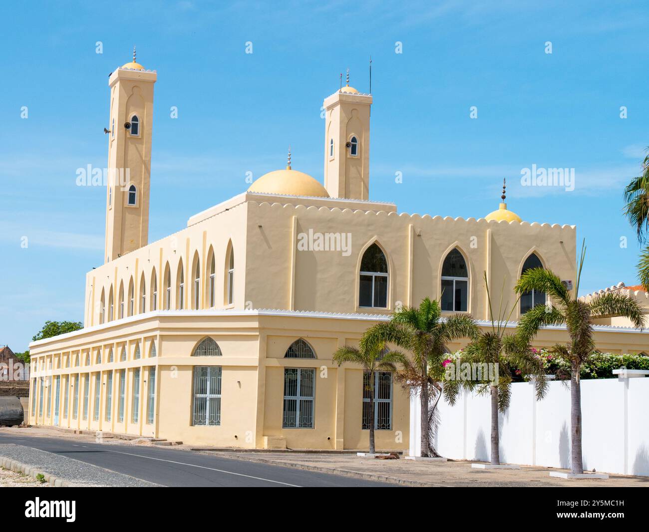 Grande mosquée de Saint-Louis, Sénégal par un après-midi clair - photographie de paysage Banque D'Images