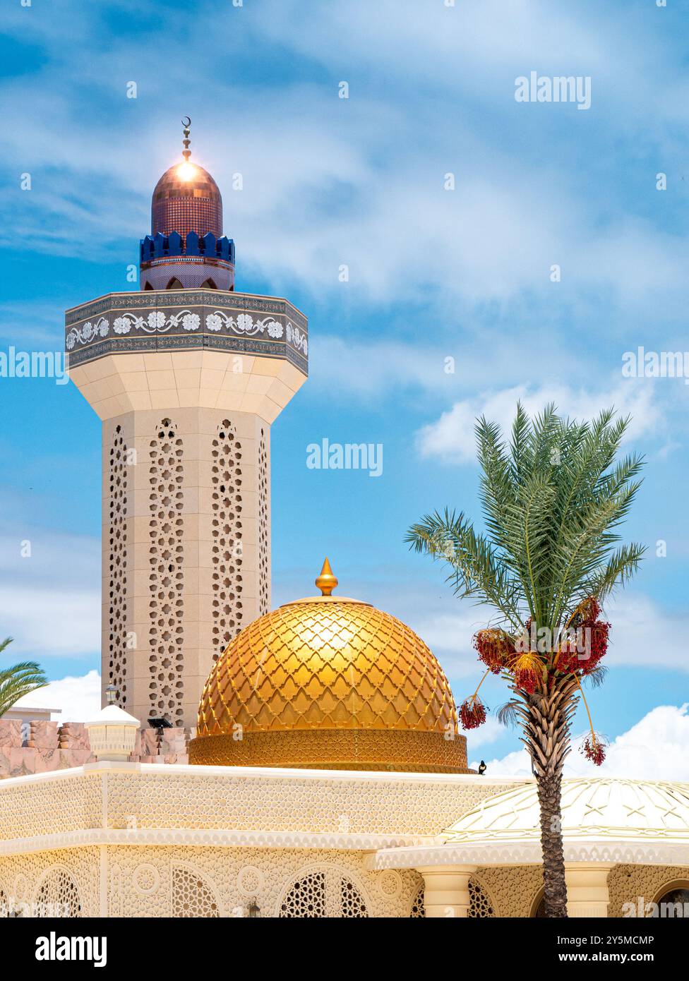 Dôme doré et minaret sur la Grande Mosquée de Touba, Sénégal Banque D'Images