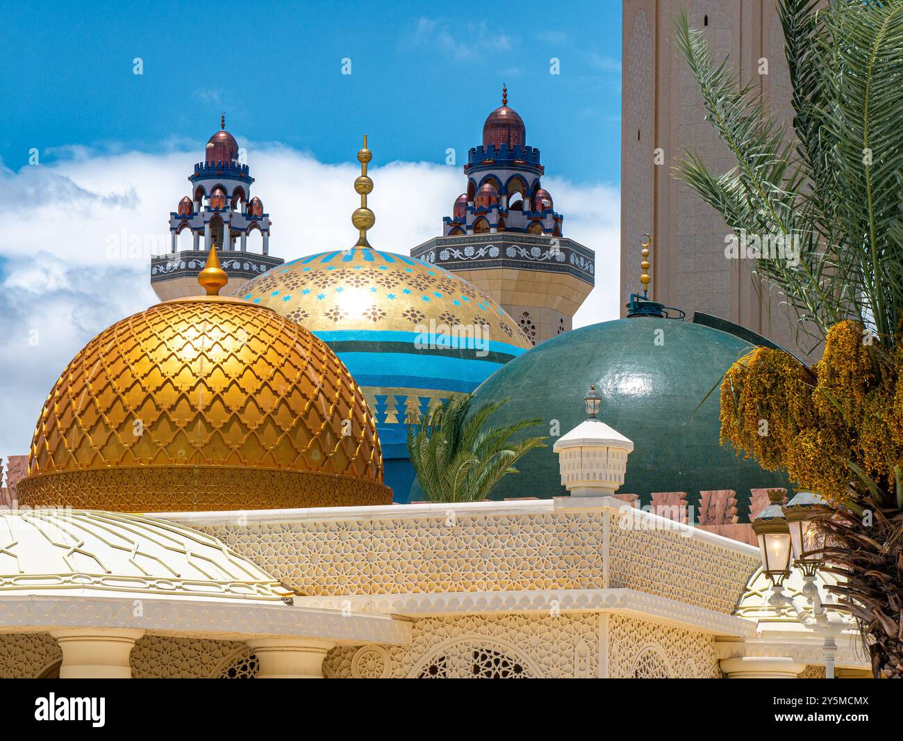 Dômes colorés sur la Grande Mosquée de Touba, Sénégal Banque D'Images