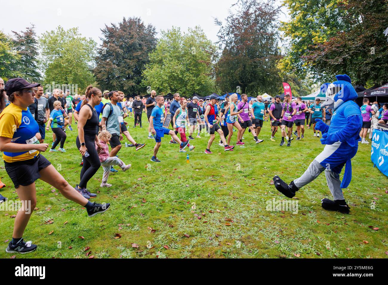 Dimanche 22 septembre 2024 - Warrington, Cheshire, Angleterre, Royaume-Uni - Un festival de course à pied sur des routes ouvertes et fermées a eu lieu. La mascotte Runthrough aide à l'échauffement avant la course. Crédit : John Hopkins/Alamy Live News Banque D'Images