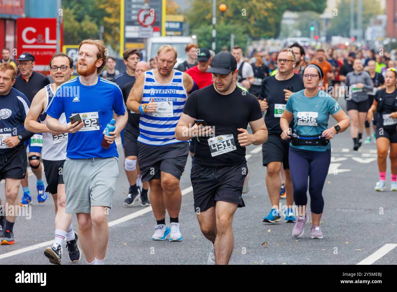 Dimanche 22 septembre 2024 - Warrington, Cheshire, Angleterre, Royaume-Uni - Un festival de course à pied sur des routes ouvertes et fermées a eu lieu. Les coureurs ont encore envoyé des SMS pendant qu'ils terminaient le cours. Crédit : John Hopkins/Alamy Live News Banque D'Images