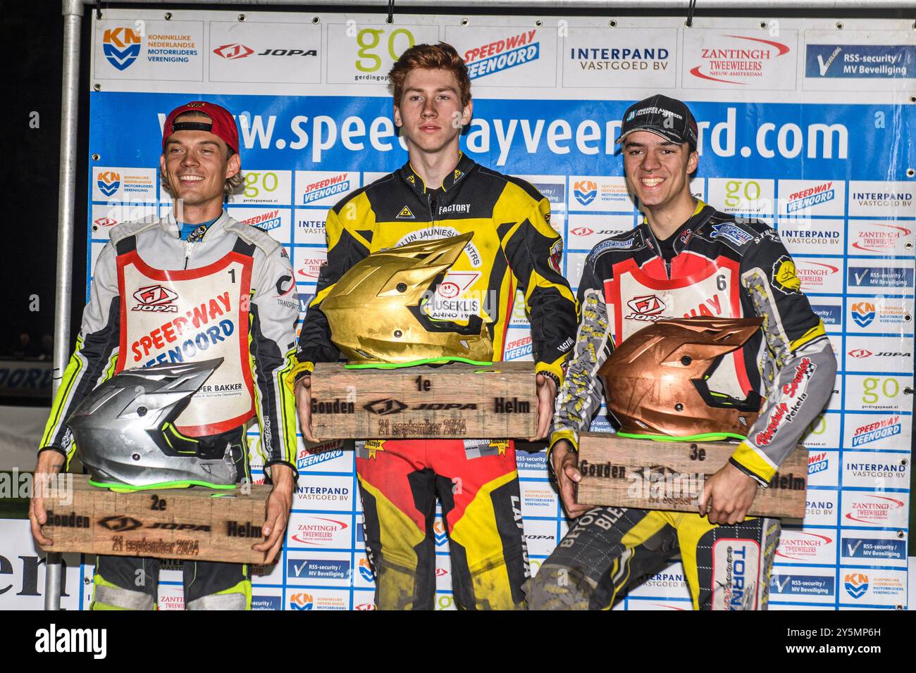 Veenoord, pays-Bas. 21 septembre 2024. Casque doré Top3 : (de gauche à droite) Lars Skupien de Pologne (2ème), Damirs Filimonov de Lettonie (vainqueur), Mika Meijer des pays-Bas (3ème) lors du casque doré JOPA au Sportpark Veenoord, Veenoord, pays-Bas le samedi 21 septembre 2024. (Photo : Ian Charles | mi News) crédit : MI News & Sport /Alamy Live News Banque D'Images