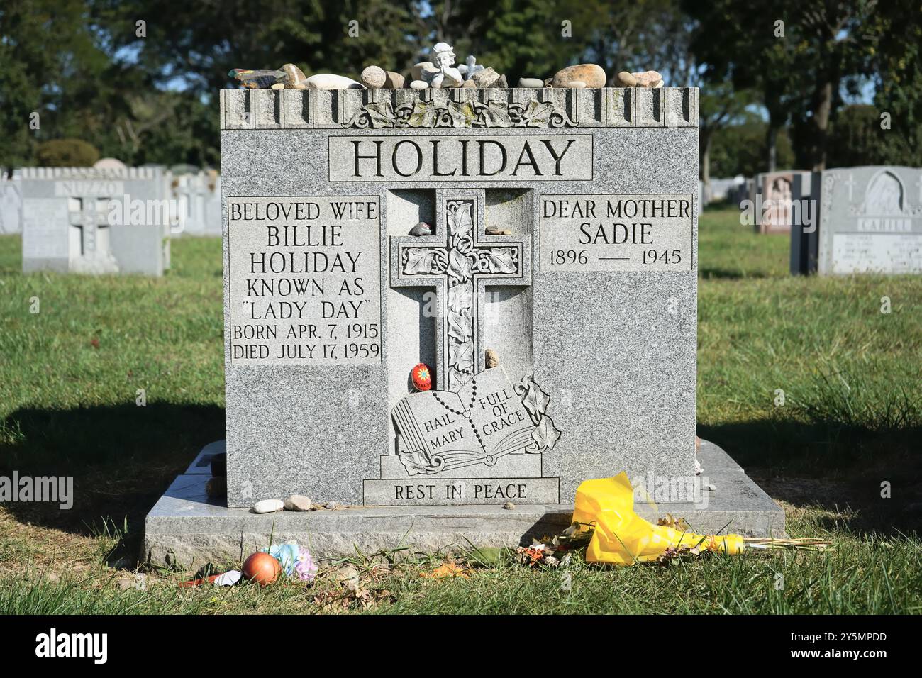 Bronx, NY - 22 septembre 2024 : Pierre tombale de la célèbre chanteuse de jazz noire du XXe siècle Billie Holiday et mère Sadie avec des objets commémoratifs. Banque D'Images