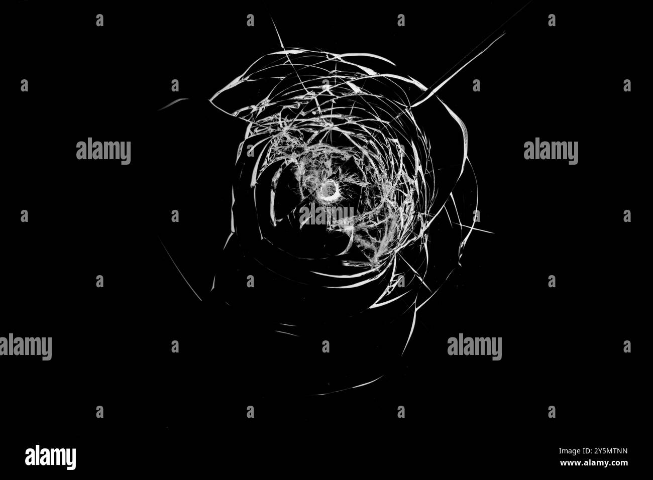 Texture de verre brisé sur un fond noir. Banque D'Images