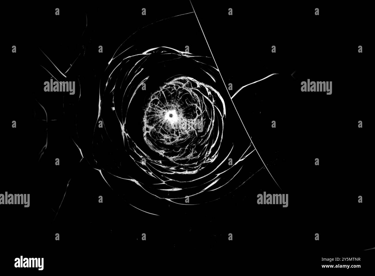 Texture de verre brisé sur un fond noir. Banque D'Images