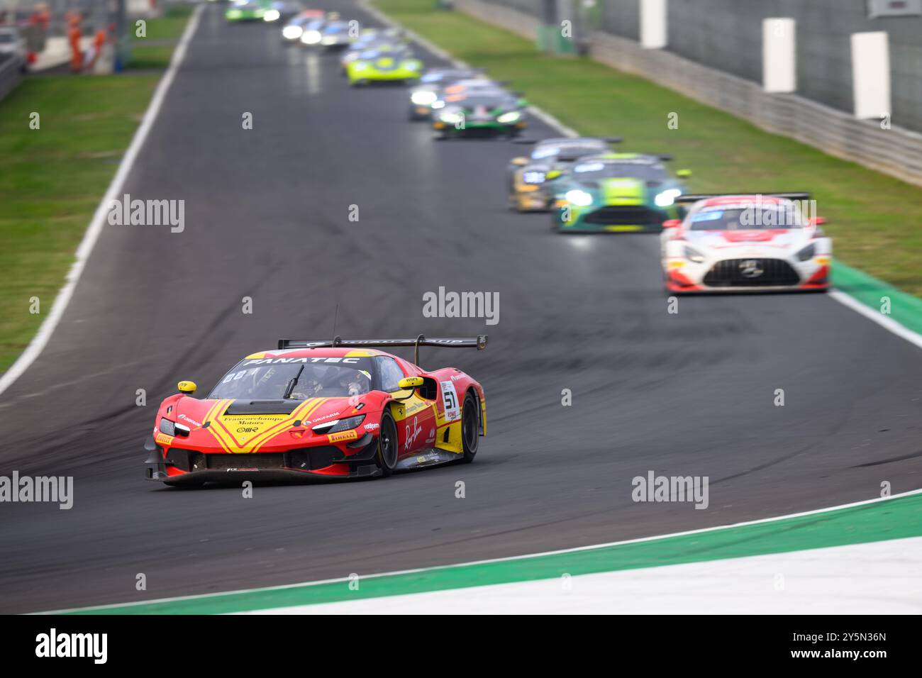 Monza, Italie. 22 septembre 2024. AF CORSE - FRANCORCHAMPS MOTORS #51 (ROVERA, ABRIL, PIER GUIDI) devance les autres concurrents au virage 11 lors de la 8e manche du Fanatec GT World Challenge Fanatec GT 2024 à l'Autodromo Nazionale de Monza (Italie). Crédit : Riccardo Righetti/Alamy Live News Banque D'Images