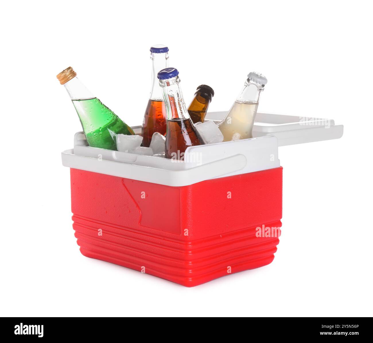 Beaucoup de bouteilles de boissons dans la glacière isolée sur blanc Banque D'Images
