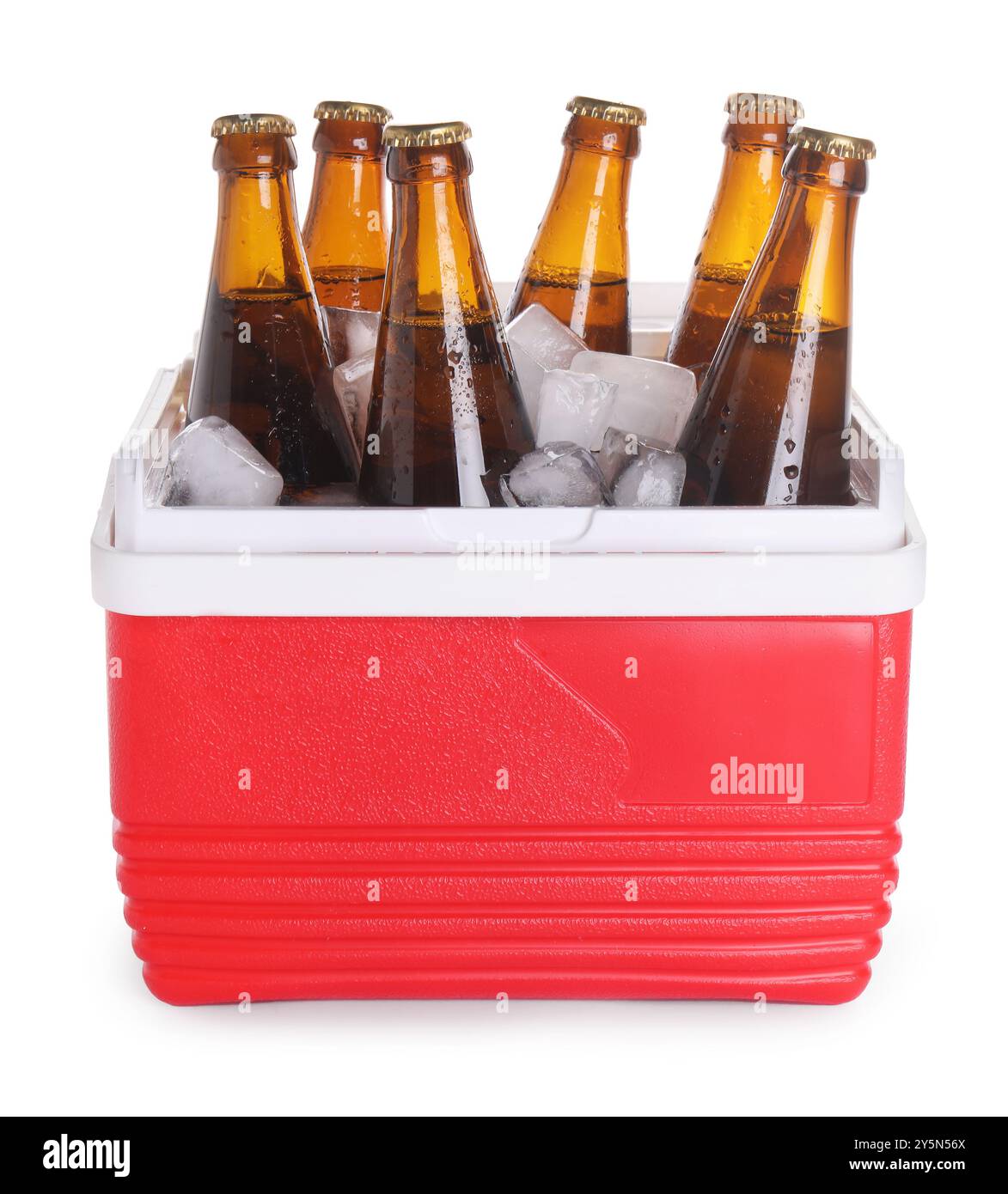 Beaucoup de bouteilles de boissons dans la glacière isolée sur blanc Banque D'Images