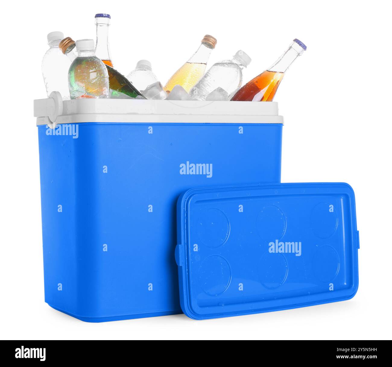 Beaucoup de bouteilles de boissons dans la glacière isolée sur blanc Banque D'Images