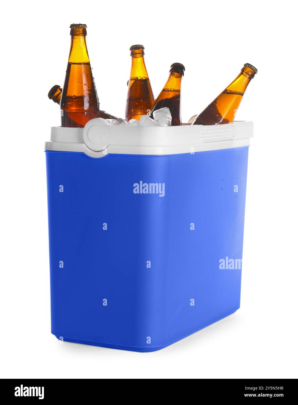 Beaucoup de bouteilles de boissons dans la glacière isolée sur blanc Banque D'Images