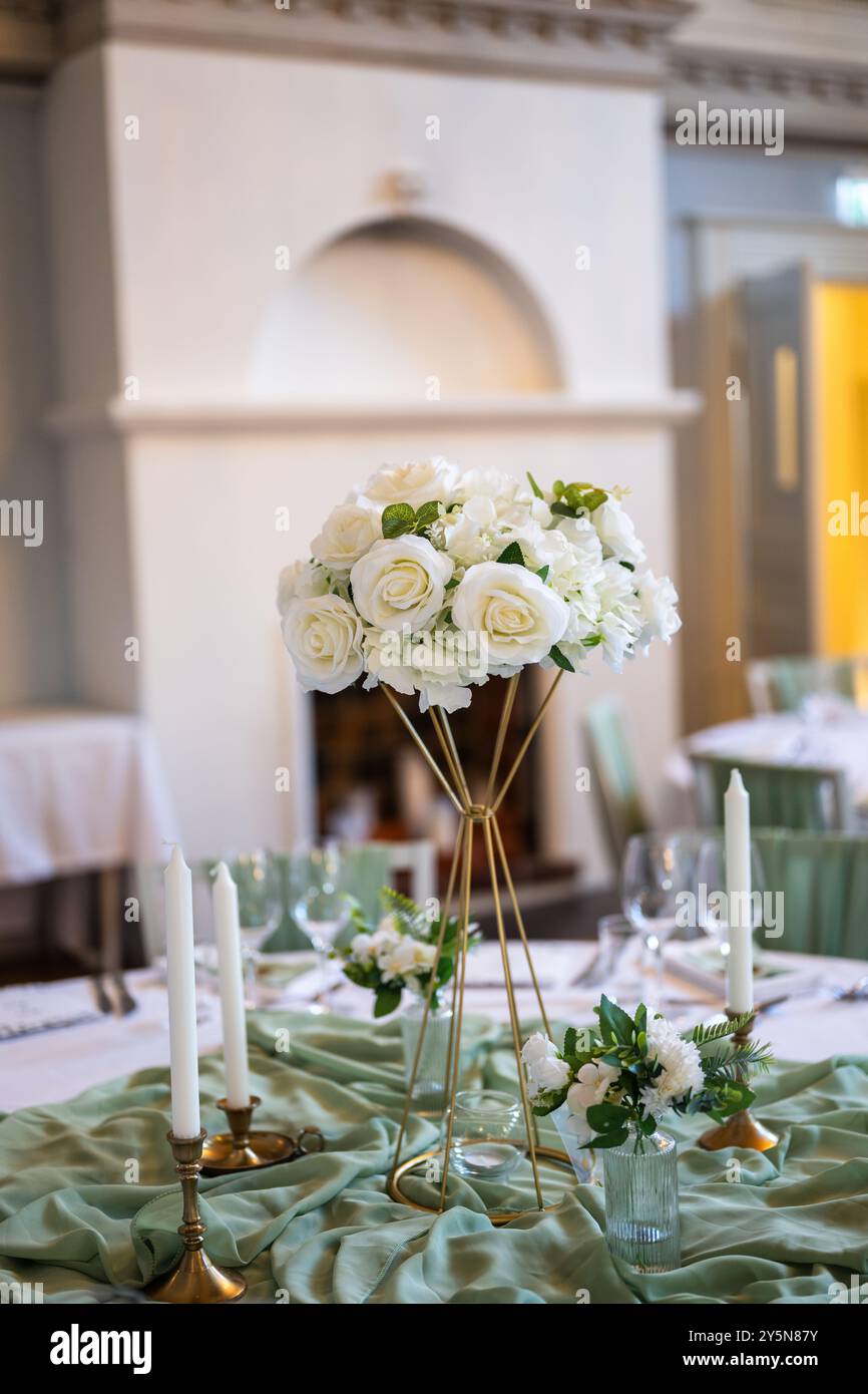 Décoration confortable de beau mariage élégant romantique dans un dîner de luxe. Design floral moderne pour mariage en plein air Banque D'Images