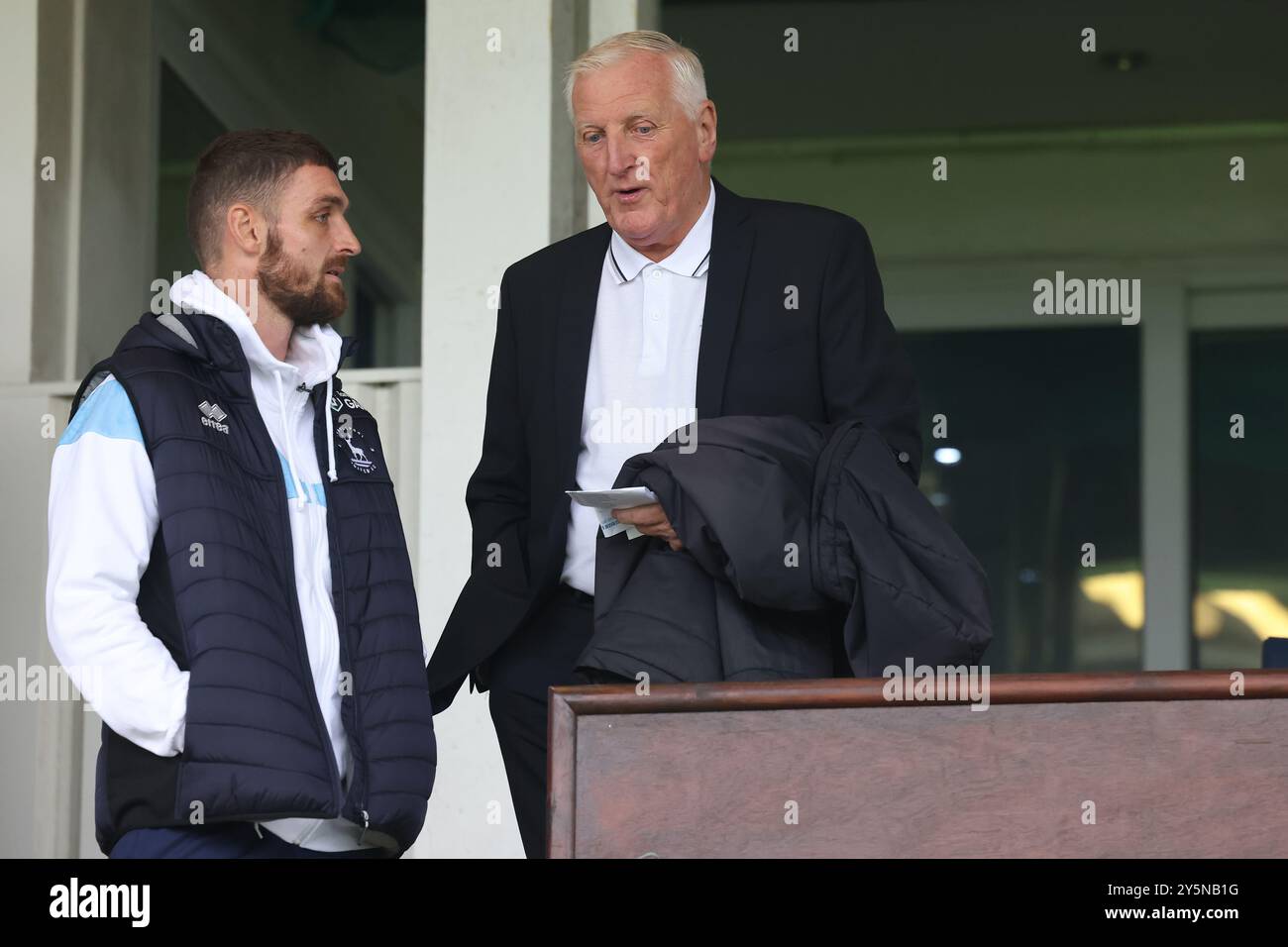 L'ancien manager de Hartlepool United, Ronnie Moore (R), s'entretient avec Luke Waterfall de Hartlepool United lors du match de la Ligue nationale Vanarama entre Hartlepool United et Dagenham and Redbridge au Victoria Park, Hartlepool, le samedi 21 septembre 2024. (Photo : Mark Fletcher | mi News) crédit : MI News & Sport /Alamy Live News Banque D'Images