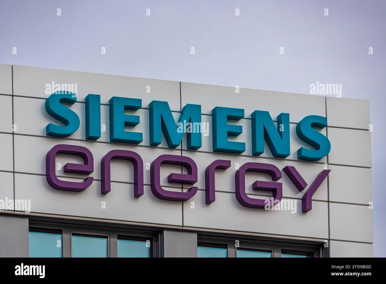 Siemens Campus Erlangen, 22.09.2024 Nahaufnahme des Siemens Energy-logos auf einem modernen Gebaeude auf dem Siemens Campus in Erlangen, Deutschland. DAS logo besteht aus großen, blauen und violetten Buchstaben, die deutlich auf der Fassade des Gebaeudes hervorstechen. Erlangen Forschungszentrum Bayern Deutschland *** Siemens Campus Erlangen, 22 09 2024 gros plan du logo Siemens Energy sur un bâtiment moderne du Siemens Campus à Erlangen, Allemagne le logo se compose de grandes lettres bleues et violettes qui ressortent clairement sur la façade du bâtiment Erlangen Research Center Bavière allemand Banque D'Images