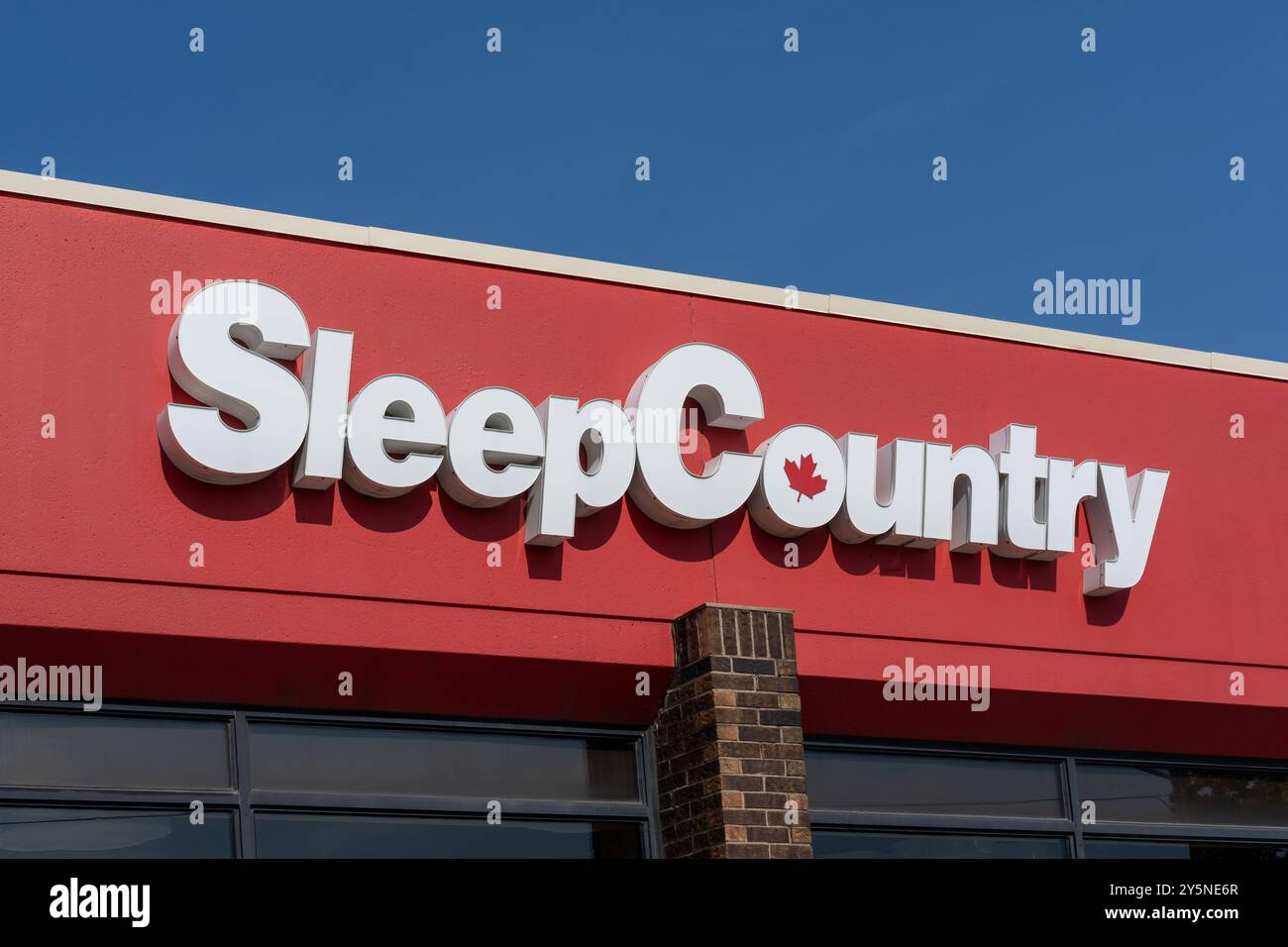 Gros plan du logo du magasin Sleep Country sur le bâtiment. Thornhill, ONTARIO, Canada. Banque D'Images