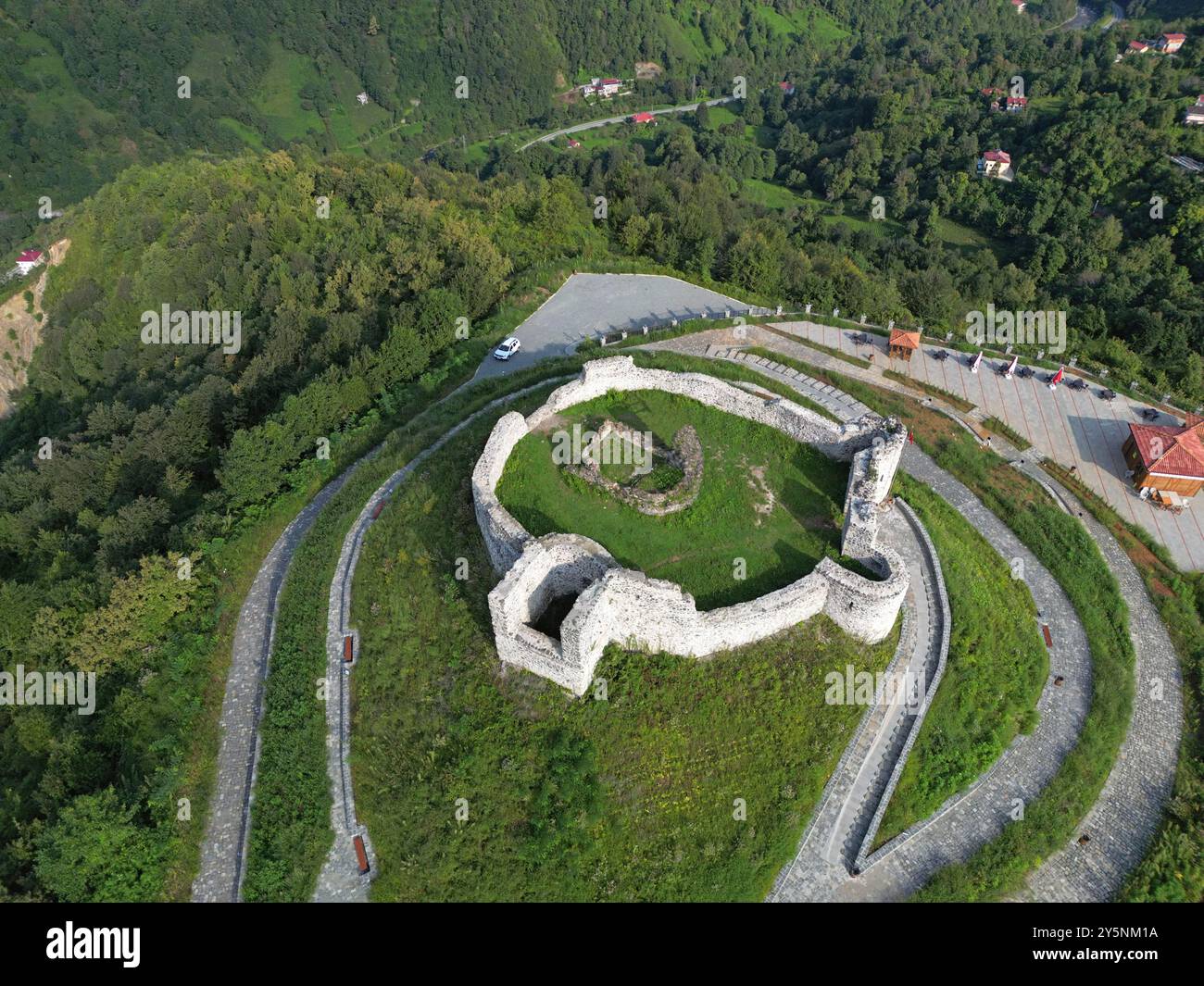 Une vue depuis le château historique de Ciha à Camlihemsin, Rize, Turquie. Banque D'Images