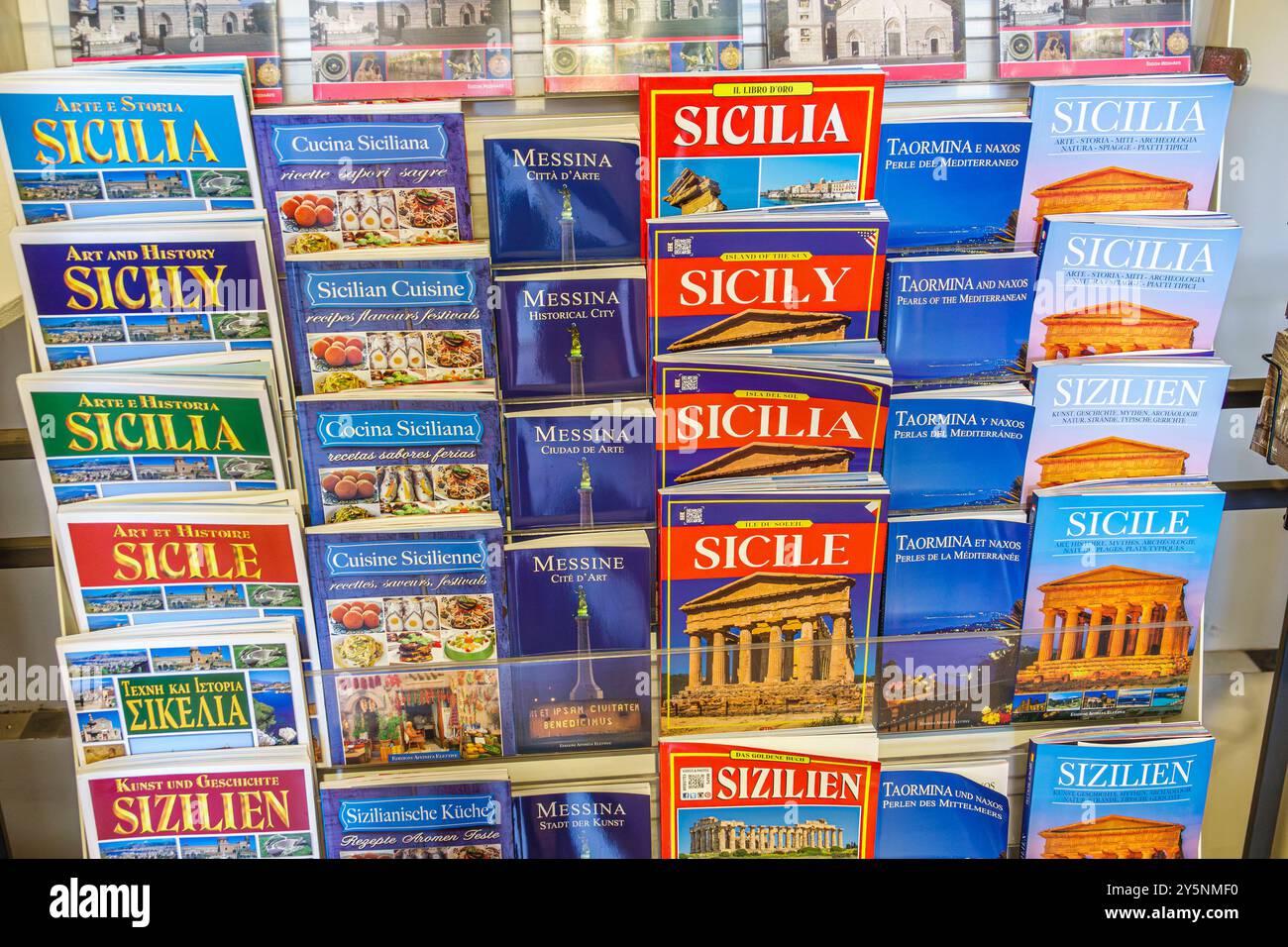 Messina Sicile Italie, Zona pedonale, Piazza Duomo, vente d'affichage, guides de voyage, plusieurs langues, espagnol anglais français allemand grec, sicilien, Italie Banque D'Images