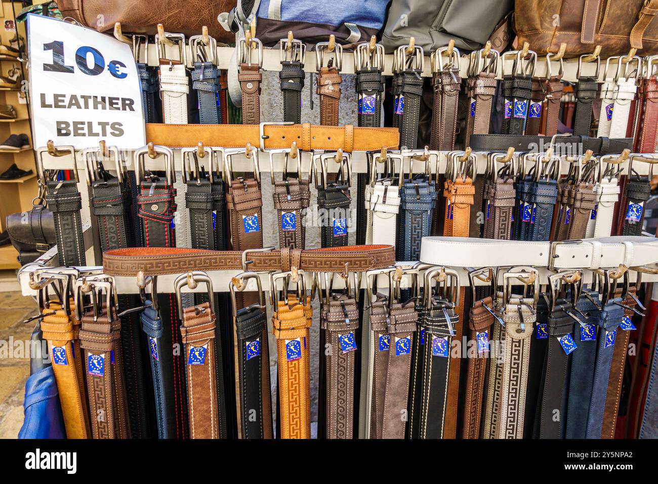 Corfou Grèce, vieille ville, rue Dona, marché en cuir de Corfou, centre commercial, vente d'affichage de ceintures, 10 euros, Europe grecque européenne UE, tourisme touristique de voyage de visiteurs Banque D'Images