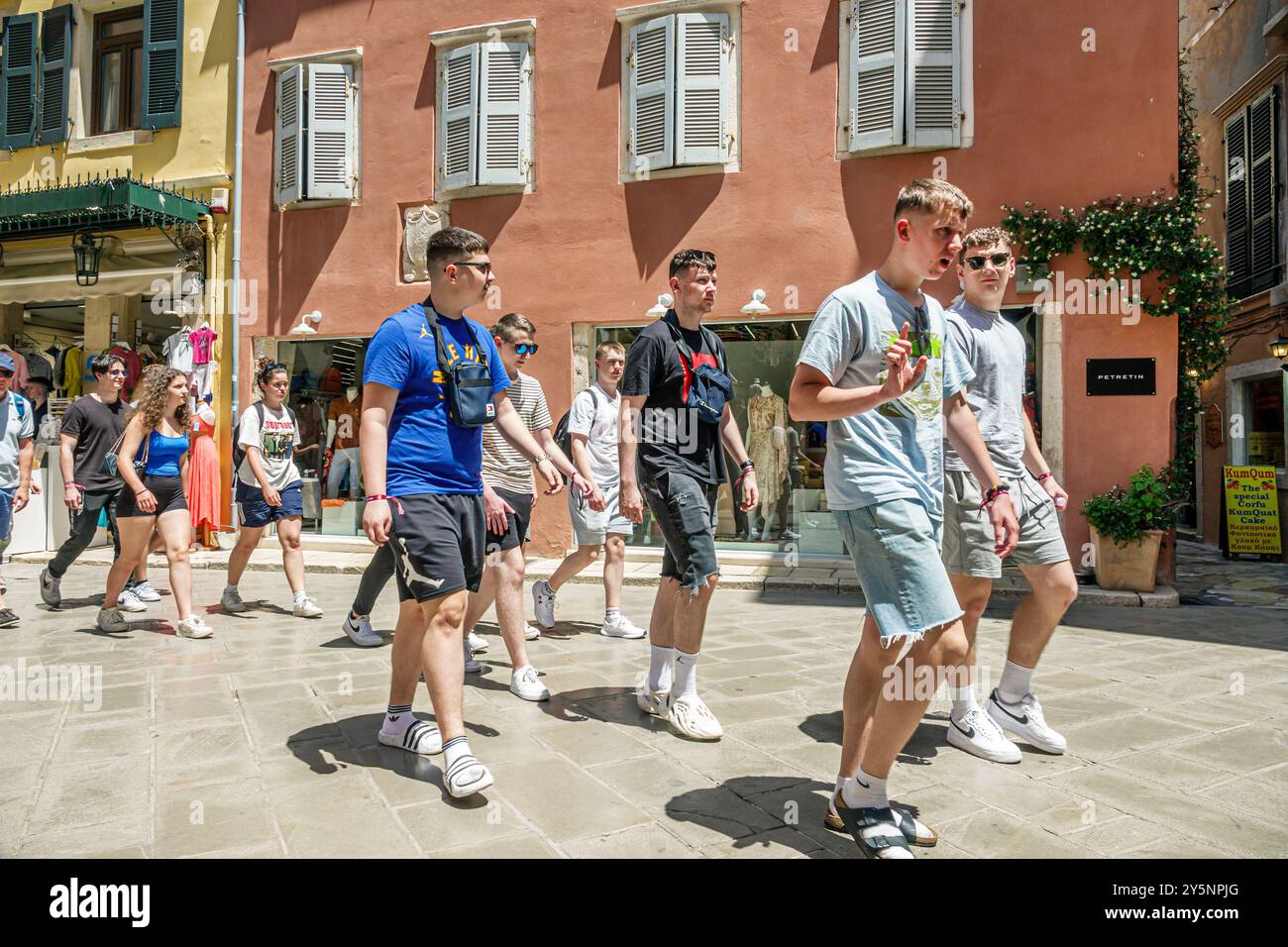 Corfou Grèce, vieille ville, rue Nikiforou Theotoki, adolescentes garçons, étudiants marchant piétons, camarades de classe école voyage sur le terrain, Europe grecque européenne Banque D'Images