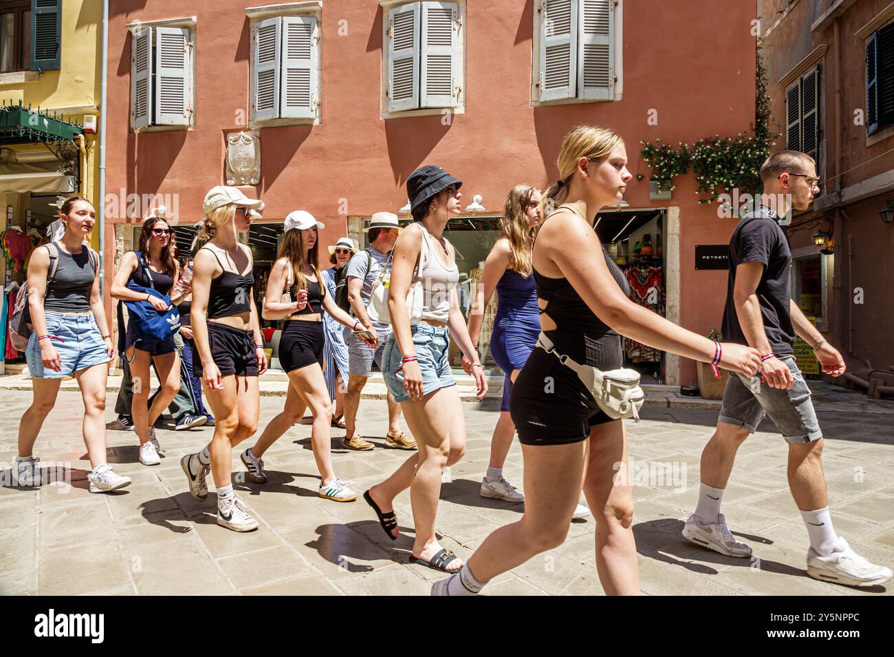 Corfou Grèce, vieille ville, rue Nikiforou Theotoki, adolescentes garçons, étudiants marchant piétons, camarades de classe école voyage sur le terrain, Europe grecque européenne Banque D'Images
