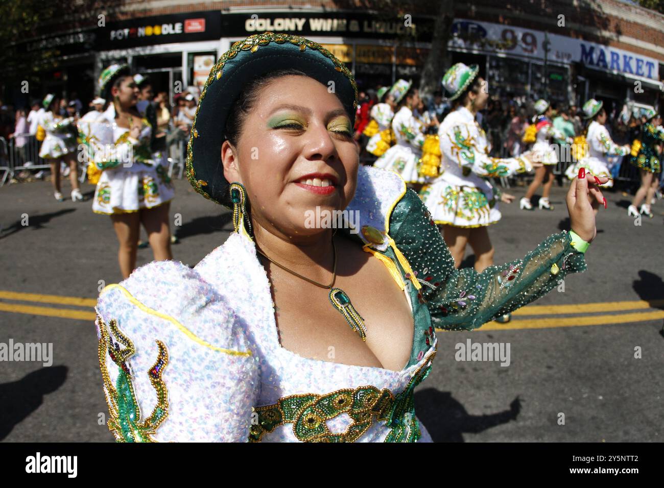 Une vue générale de la 48e Parade hispanique du Queens 2024 marche sur la 37e Avenue, de la 69e Rue à la 86e Rue, en passant par Jackson Heights, Queens, New York, dimanche, 22 septembre 2024. Le défilé célèbre le mois du patrimoine hispanique, ainsi que la diversité, les traditions, le folklore et l'unité de la communauté hispanique du Queens. Fondé en 1976, le défilé comprend une série d'événements communautaires tels que le couronnement de la reine du défilé, un gala et un défilé de pays tels que le Guatemala, l'Argentine, la Colombie, le Mexique, El Salvador, Nicaragua, Bolivie, Pérou et Paraguay. (Photo de Deccio Serran Banque D'Images