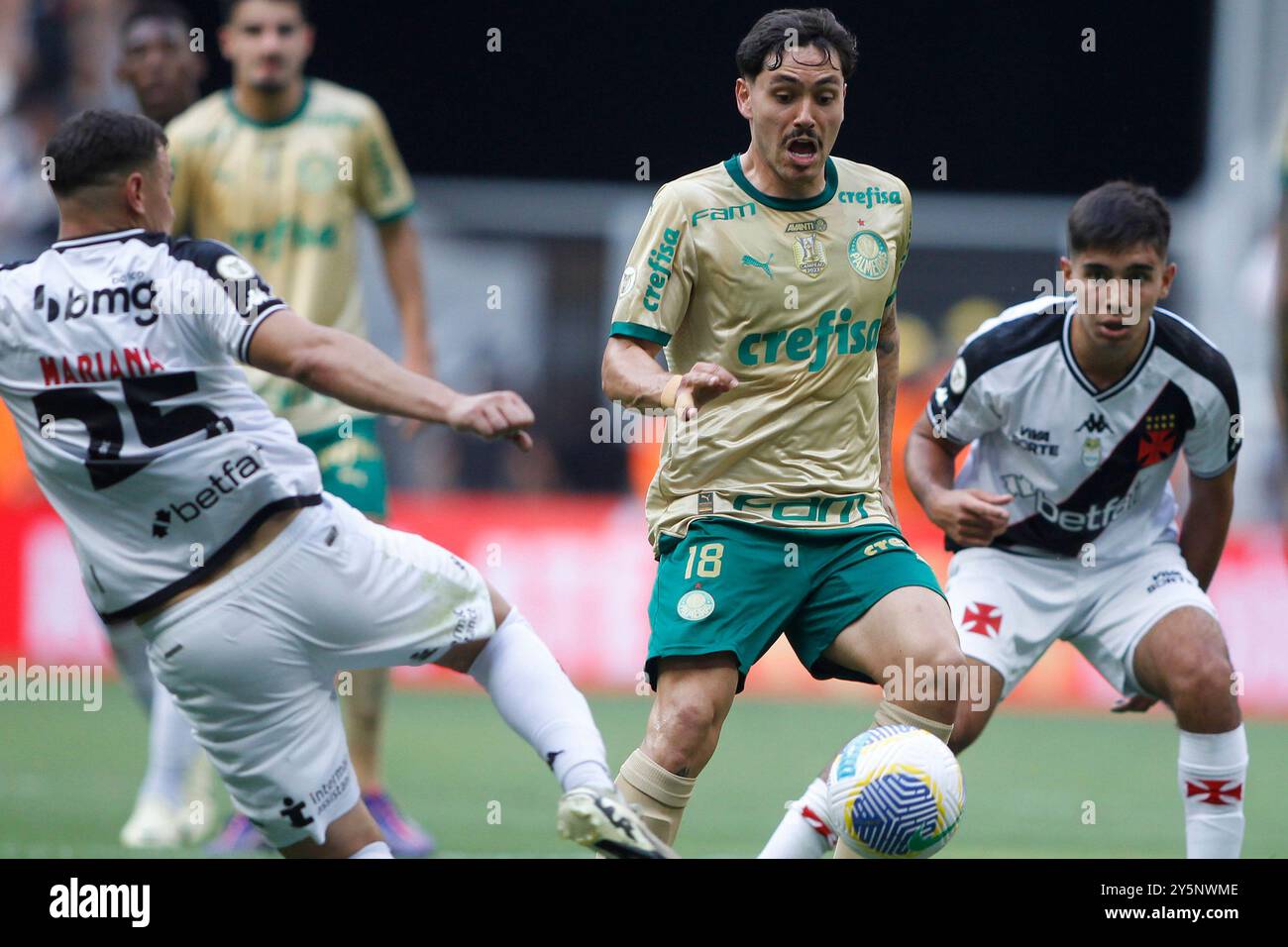 Brasilia, Brésil. 22 septembre 2024. Hugo Moura de Vasco da Gama se bat pour le ballon de possession avec Mauricio de Palmeiras, lors du match entre Vasco da Gama et Palmeiras, pour la Serie A 2024 brésilienne, au stade Mane Garrincha, à Brasilia le 22 septembre 2024 photo : Adalberto marques/DiaEsportivo/Alamy Live News Credit : DiaEsportivo/Alamy Live News Banque D'Images