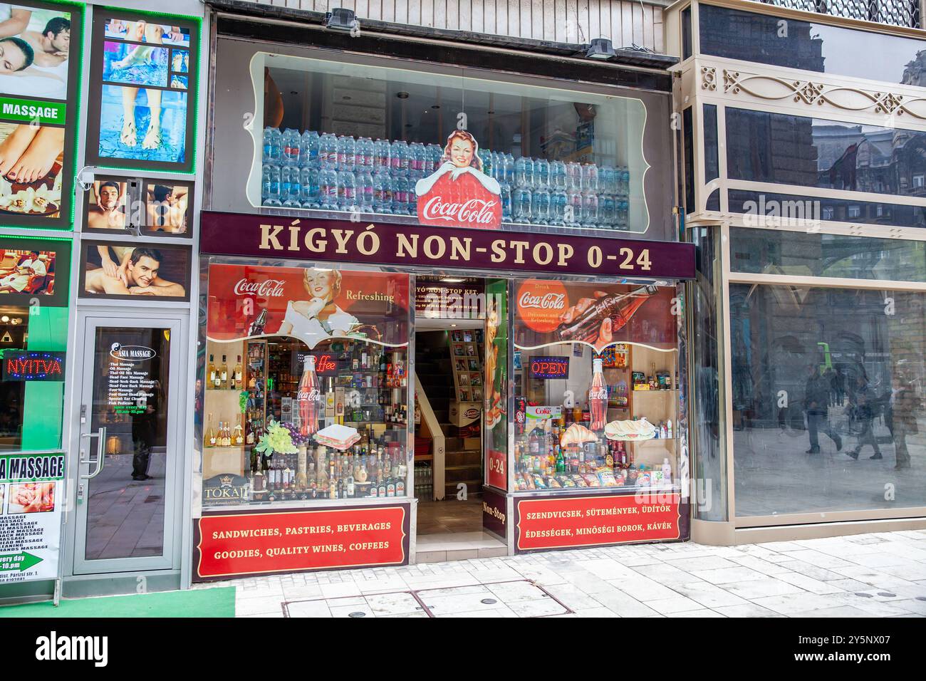 Kigyo non Stop 0-24 épicerie déportée sur la rue Kígyó, Budapest Hongrie, panneaux publicitaires Vintage Coca Cola Banque D'Images